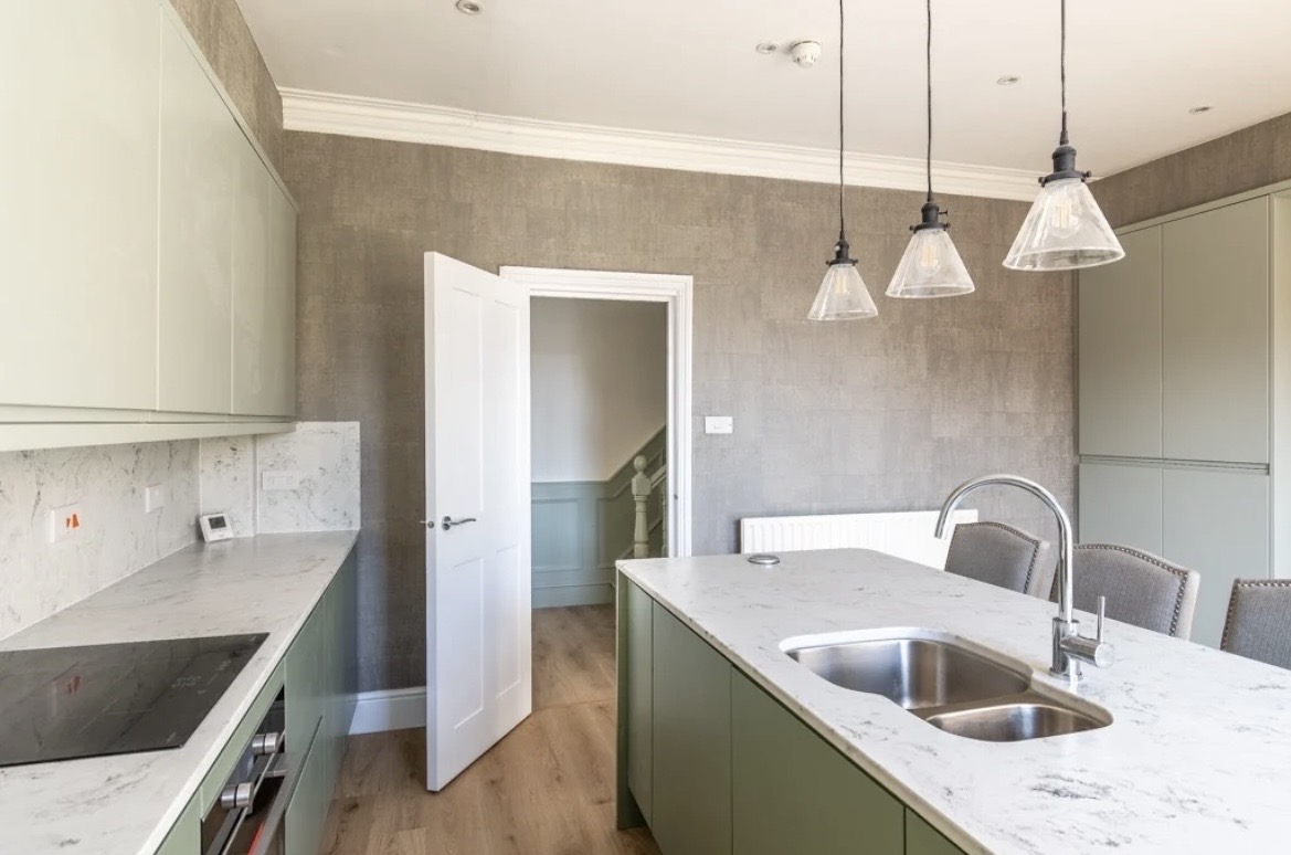Kitchen & Dining